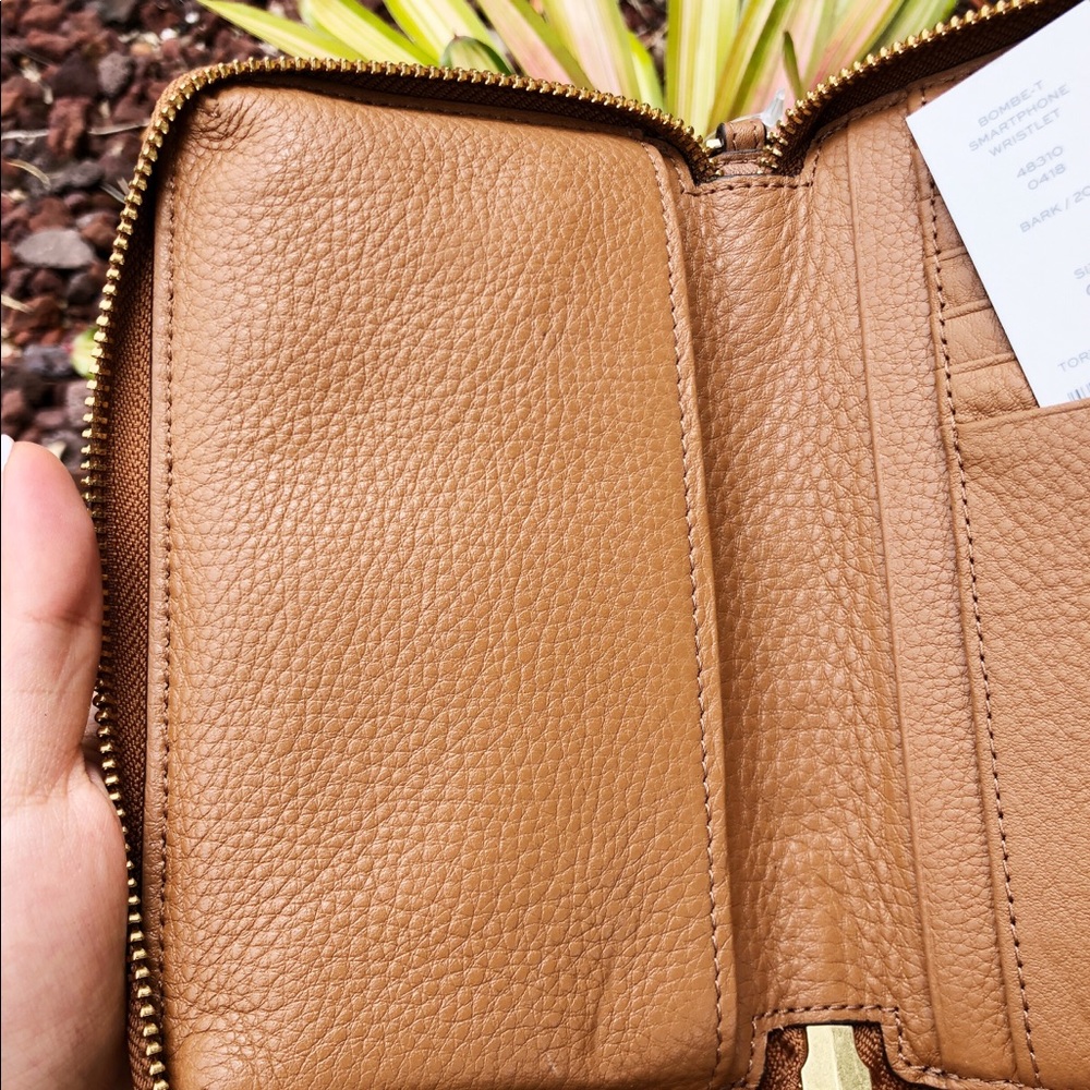 Gaby’sBags👜💕Tory BurchT Logo Phone Wristlet Bark - Picture 6 of 7